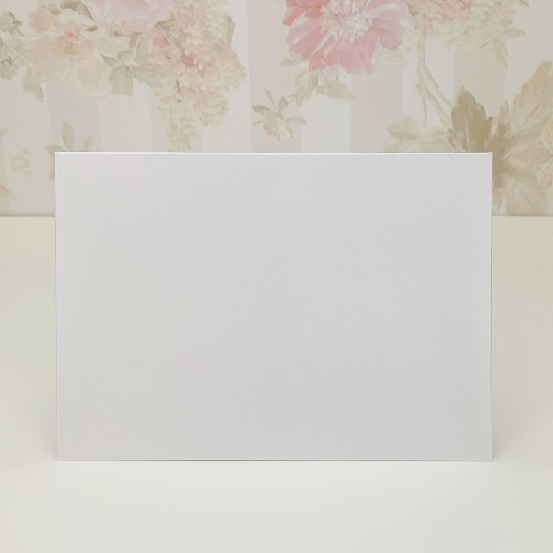 Obálka – z bílého perleťového papíru, formát: 161 × 114 mm