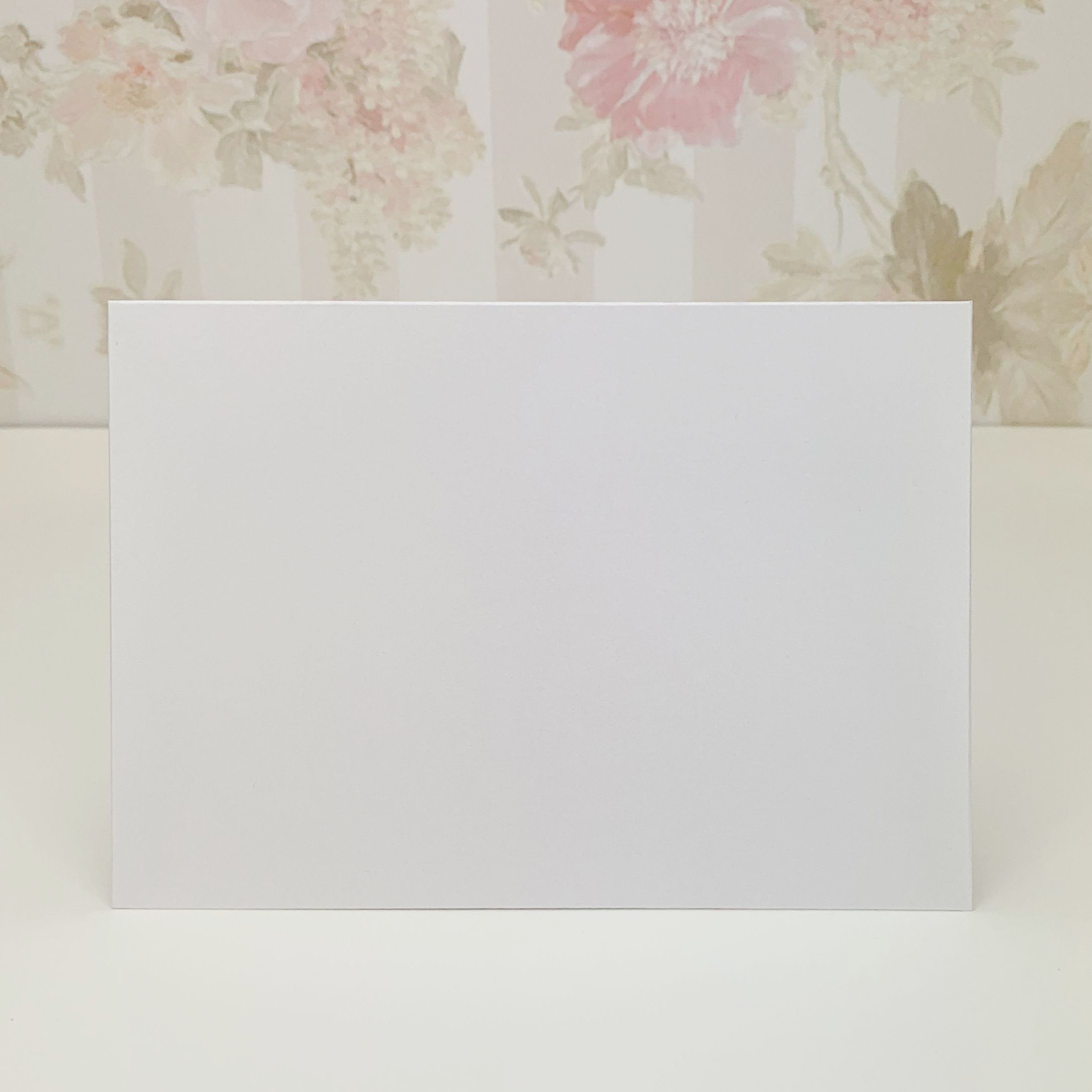 Obálka – z bílého perleťového papíru, formát: 161 × 114 mm
