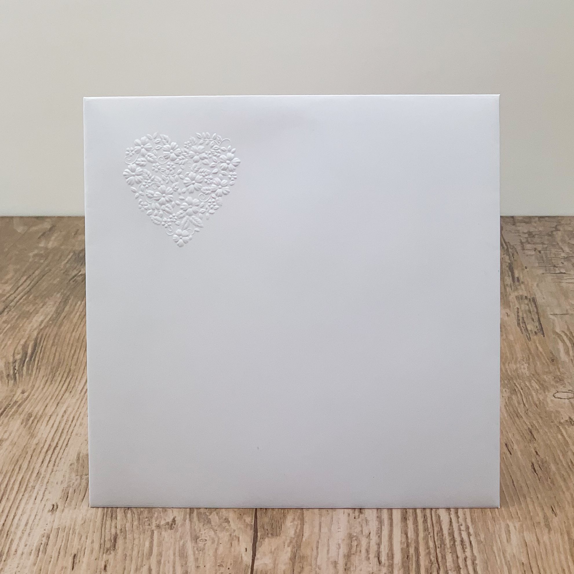 Obálka – v bílé barvě s protlačeným srdíčkem, formát: 141 × 141 mm