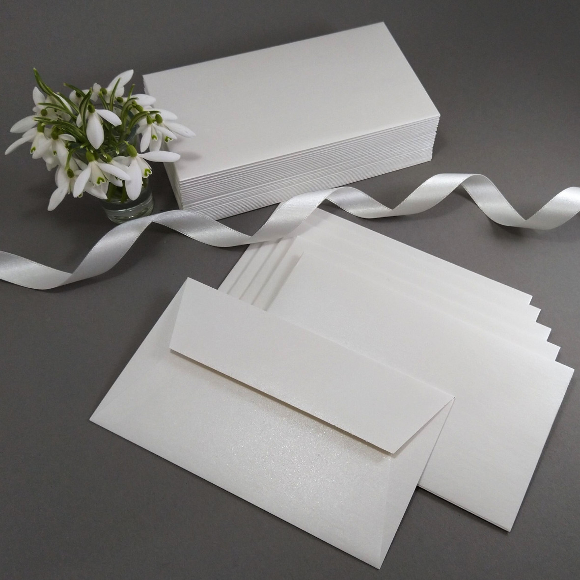 Obálka – z bílého, perleťového papíru, formát: 167 × 95 mm