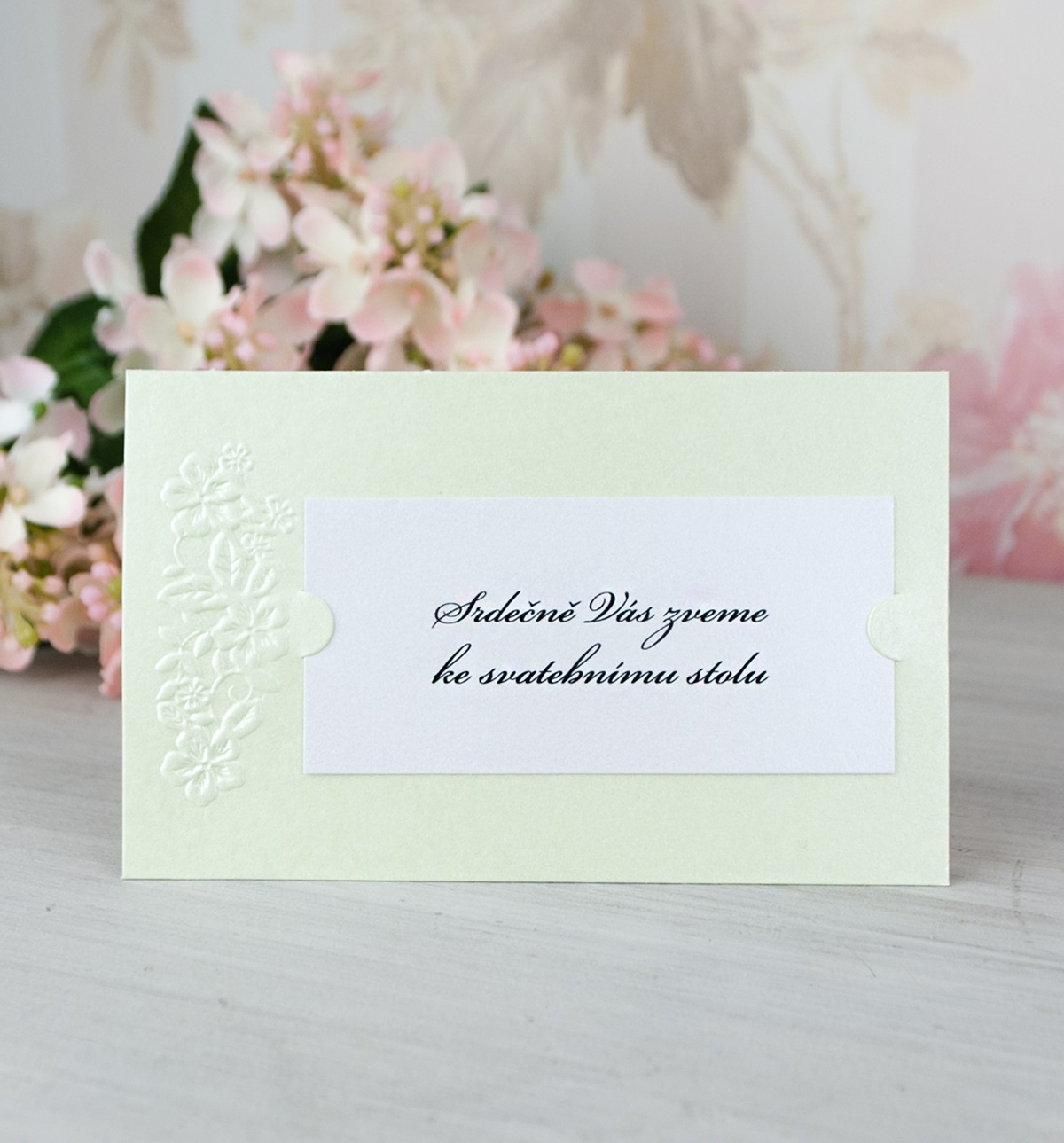 Pozvánka, informační karta – ze zeleného a bílého perleťového papíru, zdobena slepotiskem kytiček, a do zámečků je vložena kartička, 105 × 65 mm, jednostranná