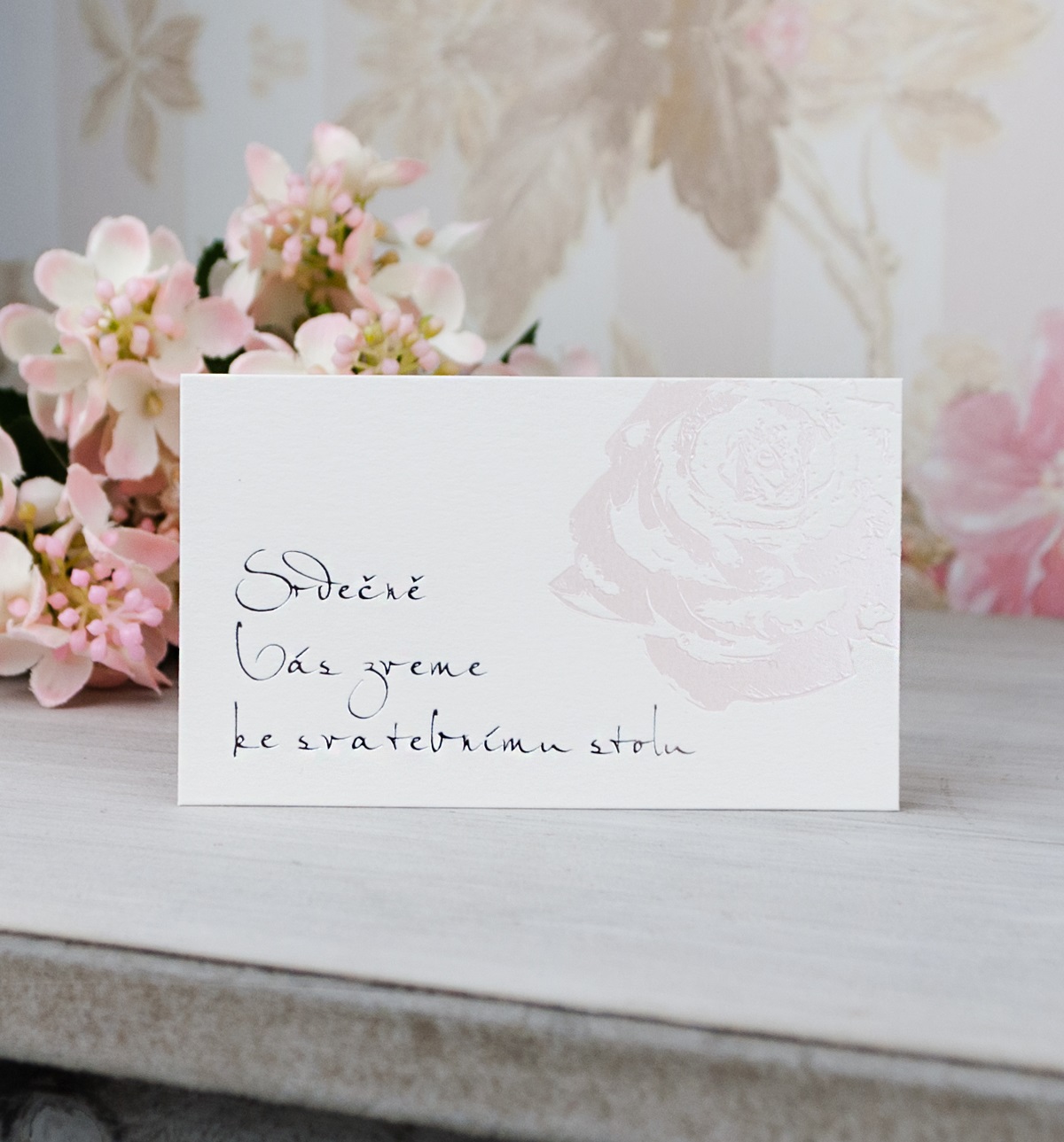 Pozvánka, informační karta – z bílého mírně strukturovaného papíru s motivem květu růže, 100 × 60  mm, jednostranná.