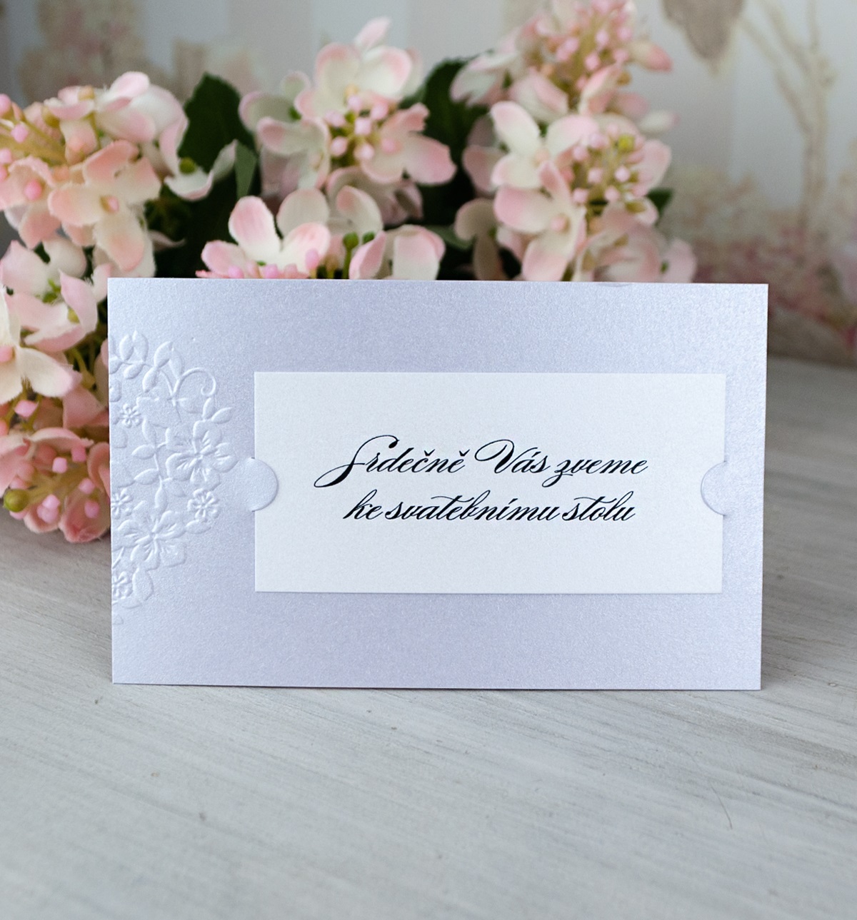 Pozvánka, informační karta – z perleťového grafického papíru s motivem květů, 105 × 65  mm, jednostranná.