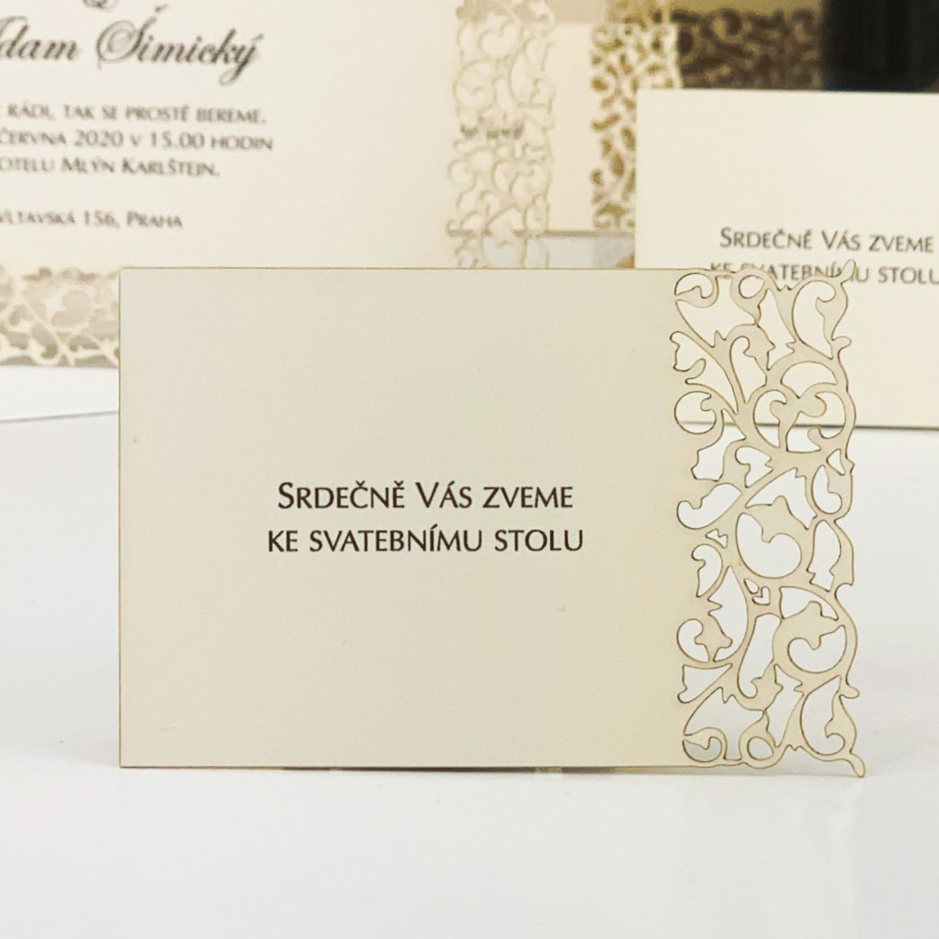 Pozvánka, informační karta – z béžového papíru s krajkovým motivem, vytvořeným digitálním výsekem, 80 × 55 mm, jednostranná.