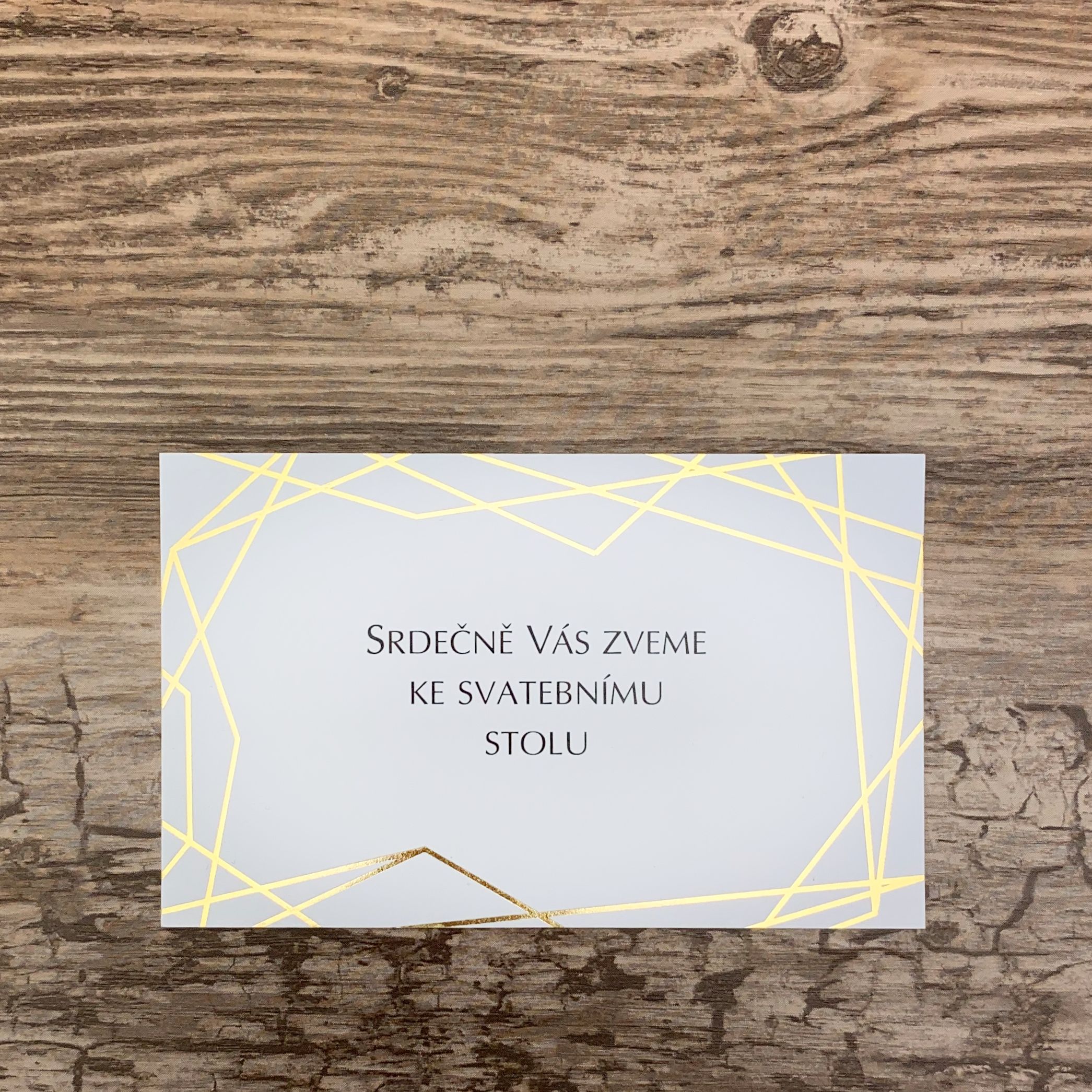 Pozvánka, informační karta – z bílého papíru se zlatou ražbou, 105 × 65 mm, jednostranná.