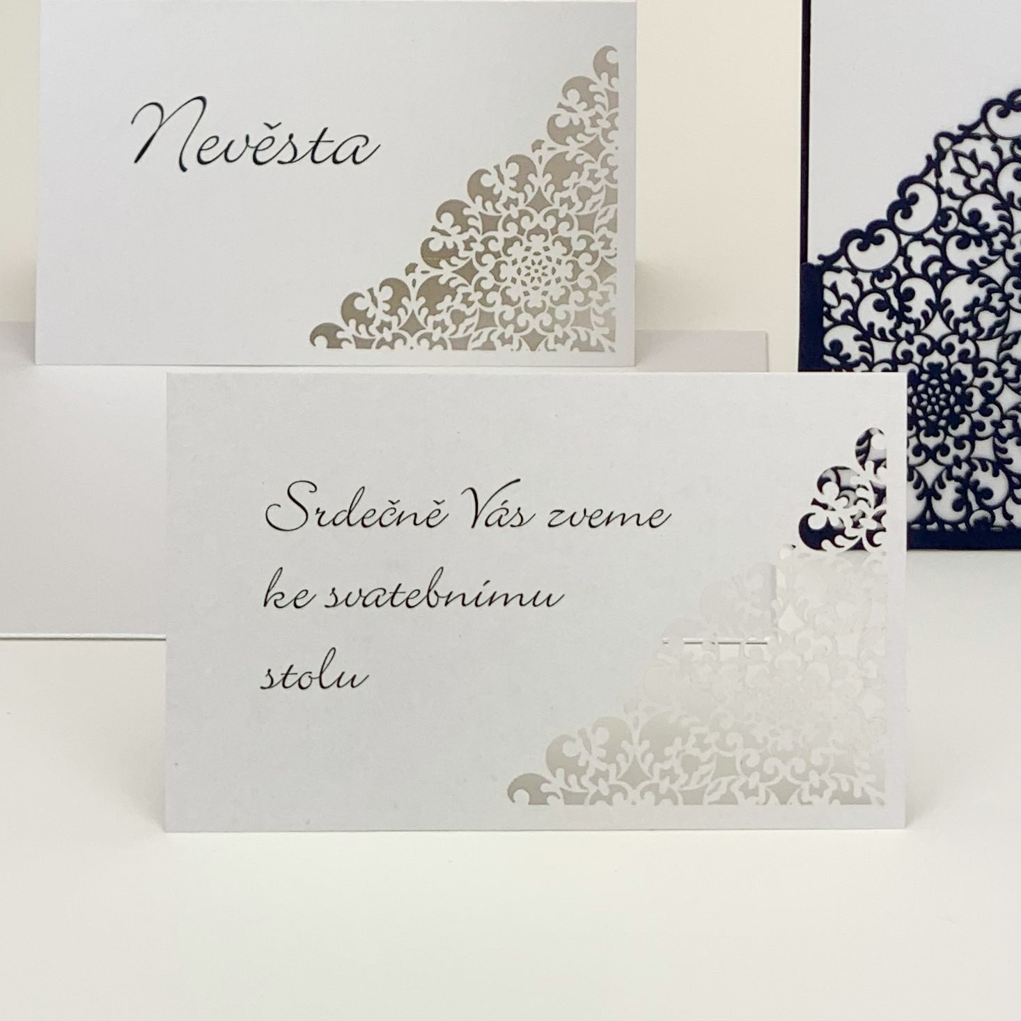 Pozvánka, informační karta – z bílého perleťového papíru s jemnou laserovanou krajkou, formát 105 × 65 mm, jednostranná.