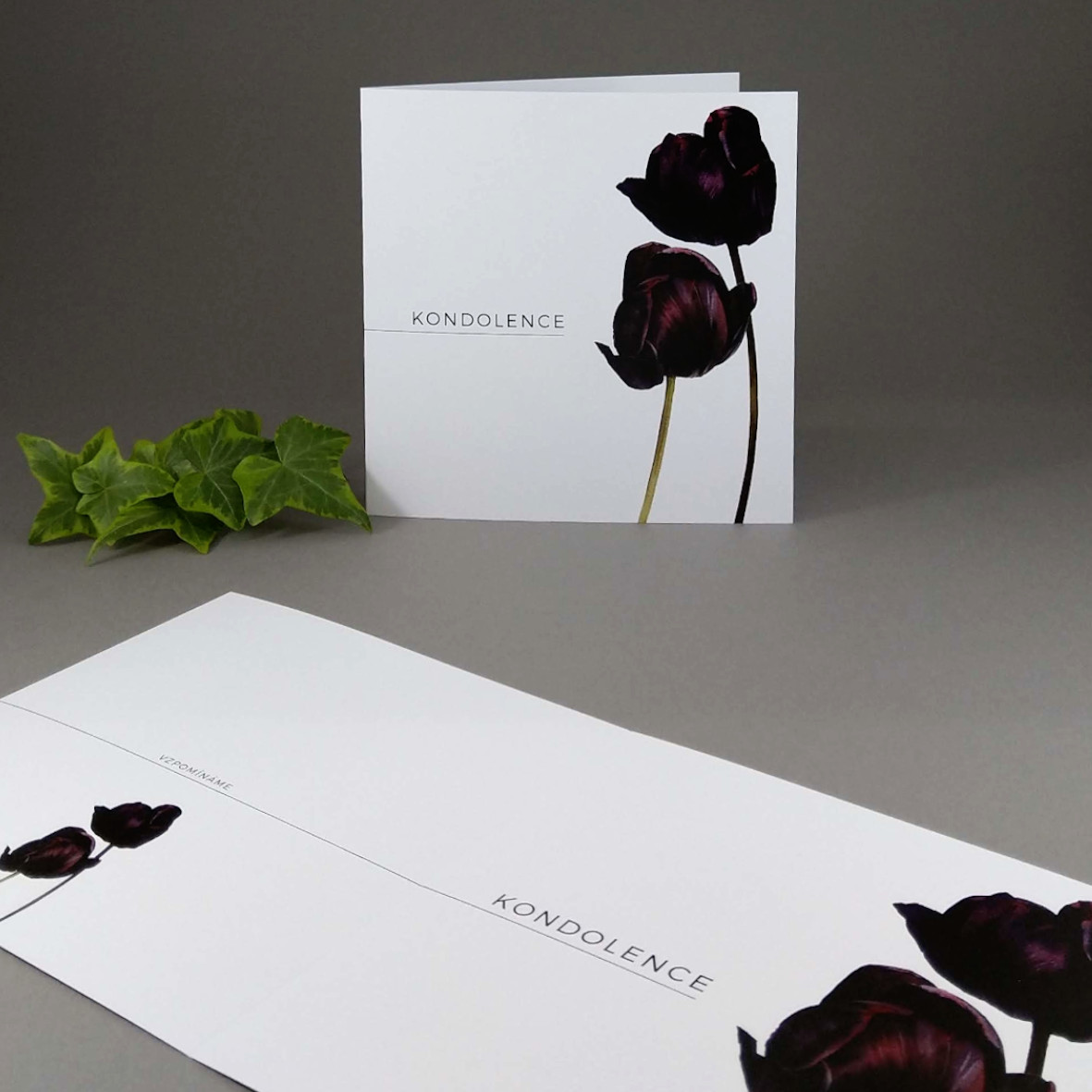 Kondolence s motivem tmavých tulipánů na jasně bílém hlazeném papíru.