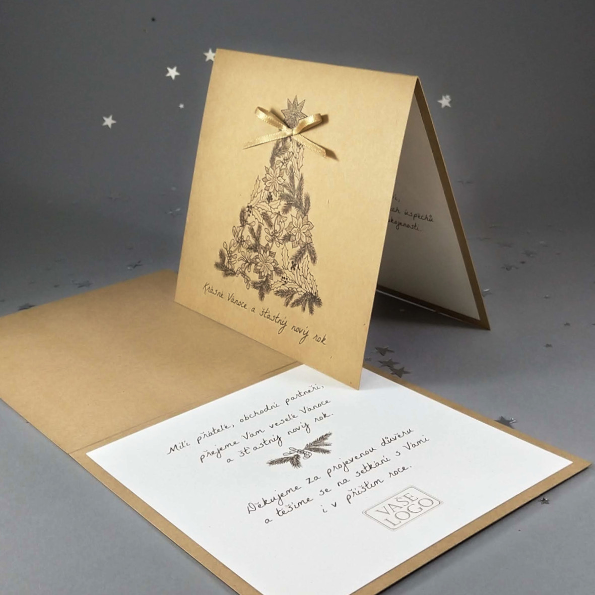 Novoroční-vánoční přání z ekologických recyklovaných papírů s motivem vánočního stromku se zlatou mašličkou. Otevírací, čtvercový formát 140 × 140 mm, digitální tisk.