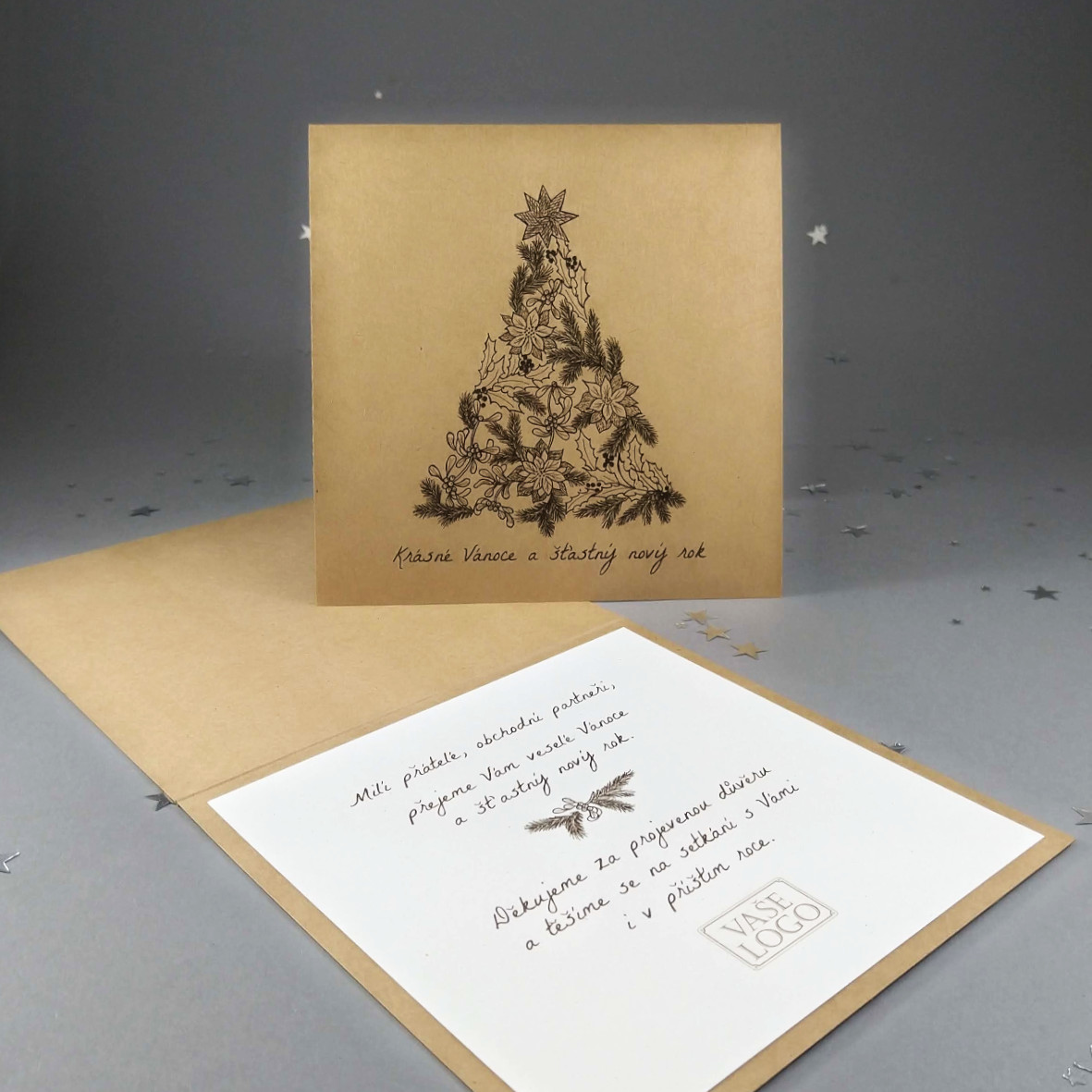 Novoroční-vánoční přání z ekologických recyklovaných papírů s motivem vánočního stromku. Otevírací, čtvercový formát 140 × 140 mm, digitální tisk.