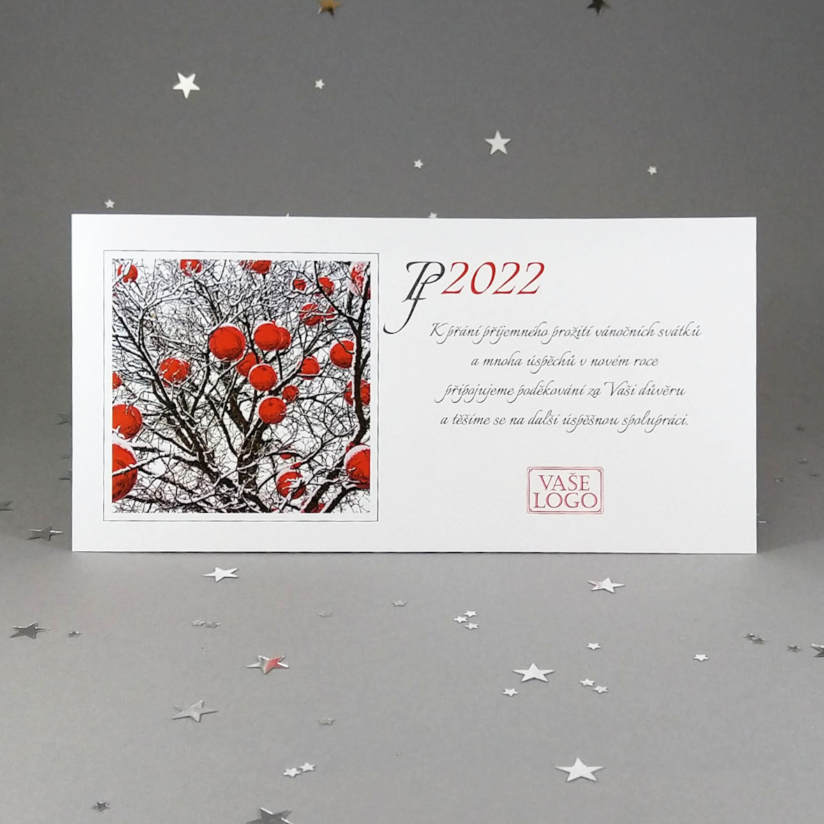 Novoroční–vánoční přání s motivem červených zasněžených baněk. Jednoduchá karta, formát 200 × 100 mm, digitální tisk, bílý perleťový papír.