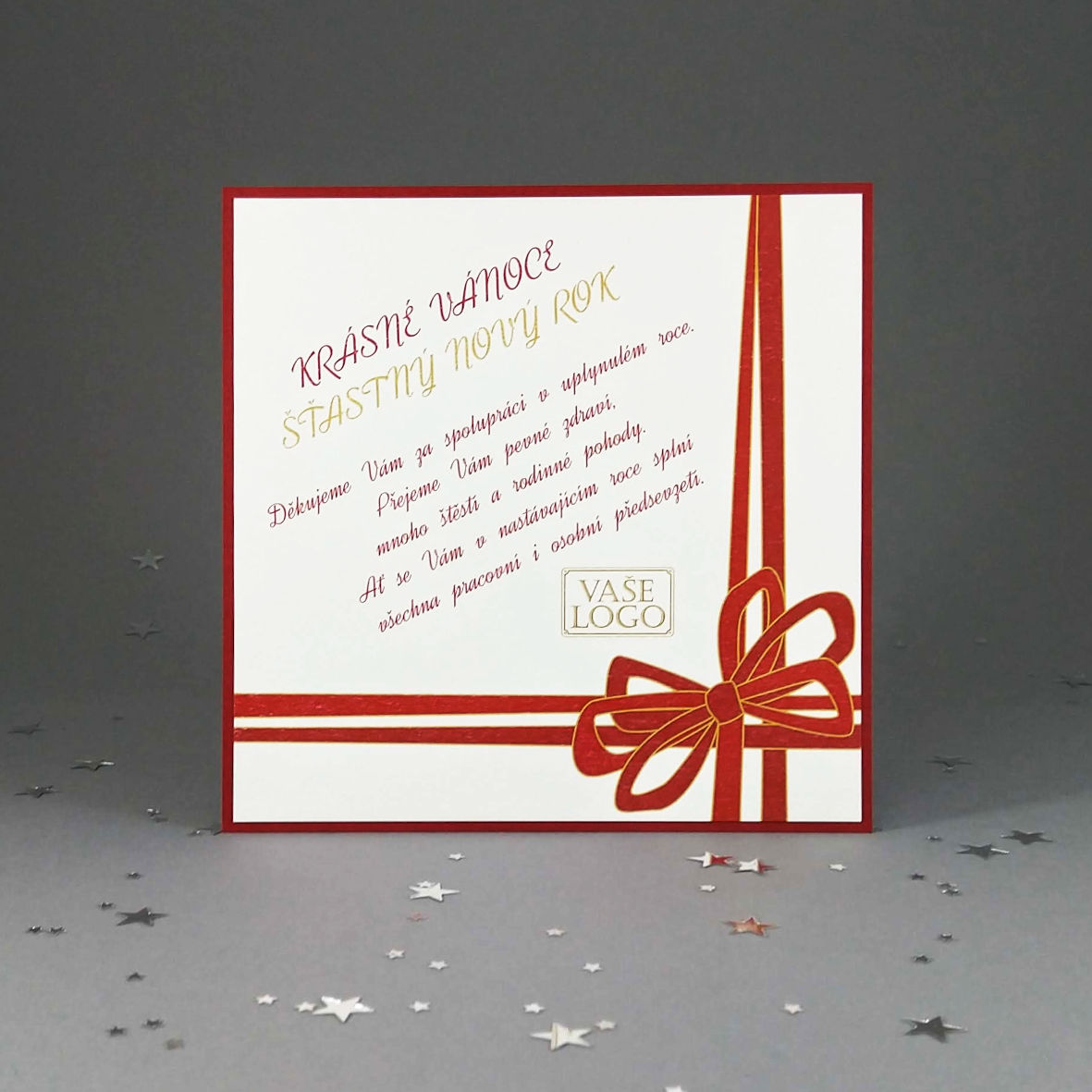 Novoroční – vánoční přání, dvouvrstvá karta s červenou mašlí, čtvercový formát.