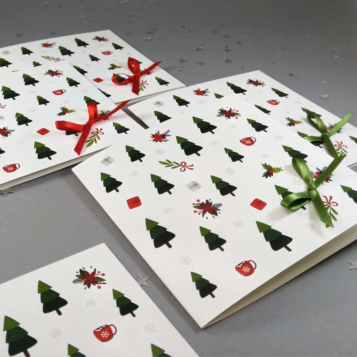 Novoroční–vánoční přání z ekologického papíru s příměsí kukuřice s vánočními symboly a mašličkou na titulní straně, čtvercový formát 140 × 140 mm, digitální tisk.