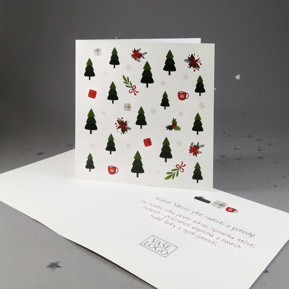 Novoroční–vánoční přání z ekologického papíru s příměsí kukuřice s vánočními symboly na titulní straně, čtvercový formát 140 × 140 mm, digitální tisk.