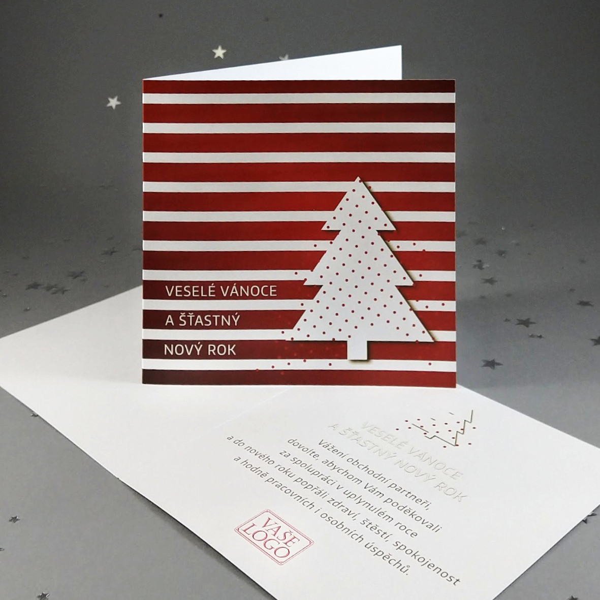 Novoroční – vánoční přání, s motivem vánočního stromečku na červeně pruhovaném pozadí, otevírací, formát 140 × 140 mm, digitální tisk, bílý perleťový papír.