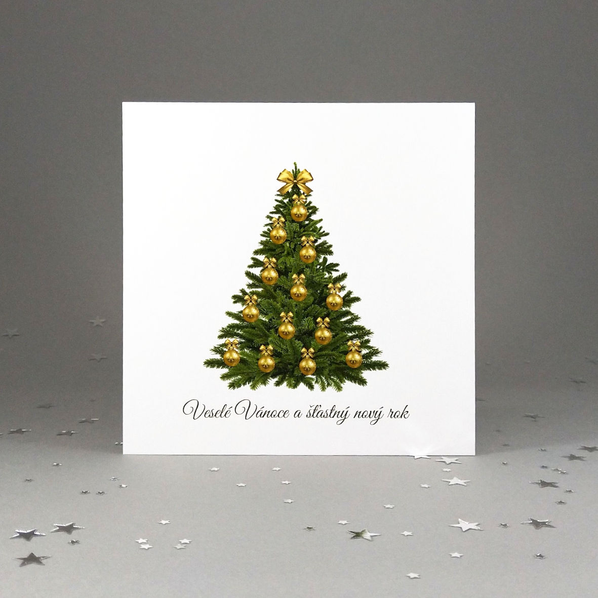 Novoroční–vánoční přání s motivem vánočního stromu se zlatými baňkami. Otevírací, čtvercový formát 140 × 140 mm, digitální tisk, bílý perleťový papír se zlatým odleskem.
