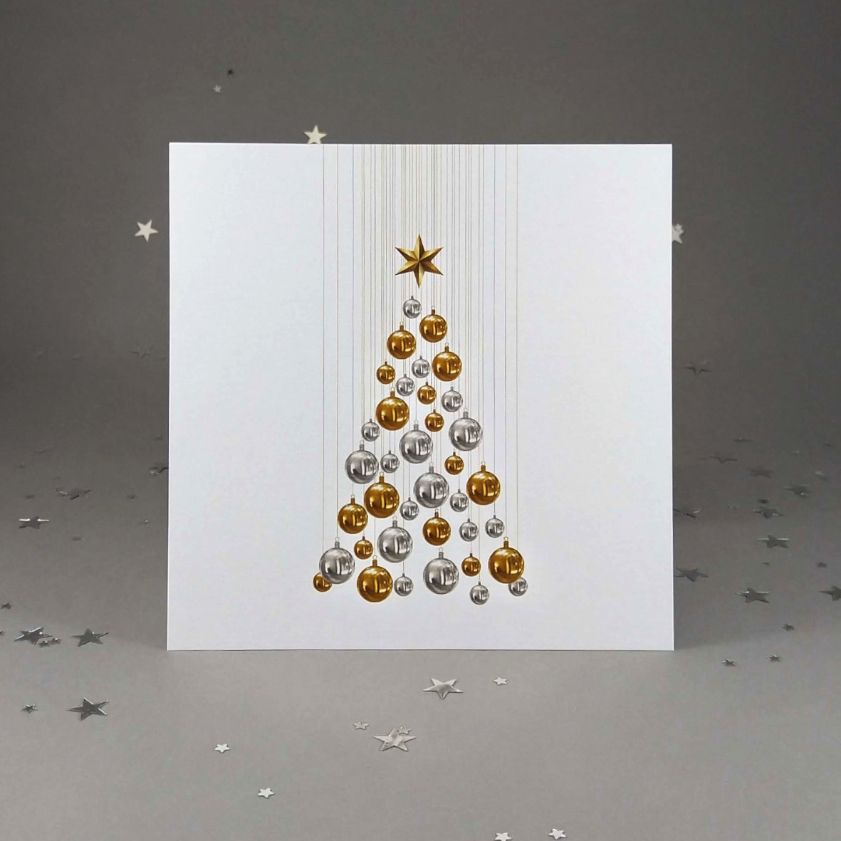 Novoroční–vánoční přání s motivem vánočního stromečku ze zlatých a stříbrných baněk. Otevírací, čtvercový formát 140 × 140 mm, digitální tisk, bílý perleťový papír se zlatým odleskem.