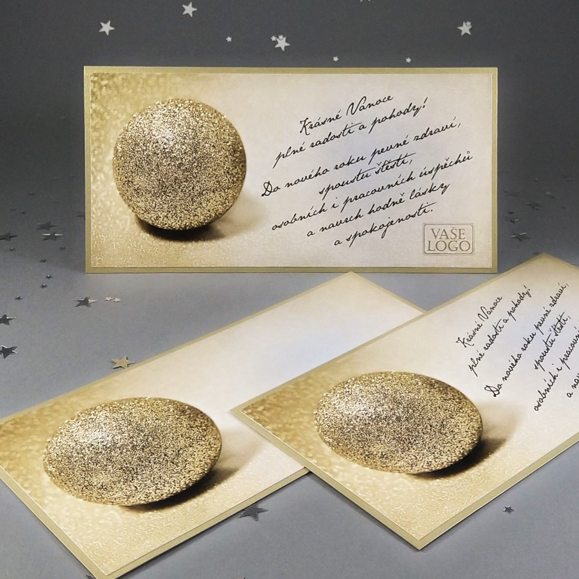 Novoroční–vánoční přání s motivem třpytivé zlaté koule. Dvouvrstvá karta, DL formát 200 × 100 mm, digitální tisk, bílý a zlatý perleťový papír.