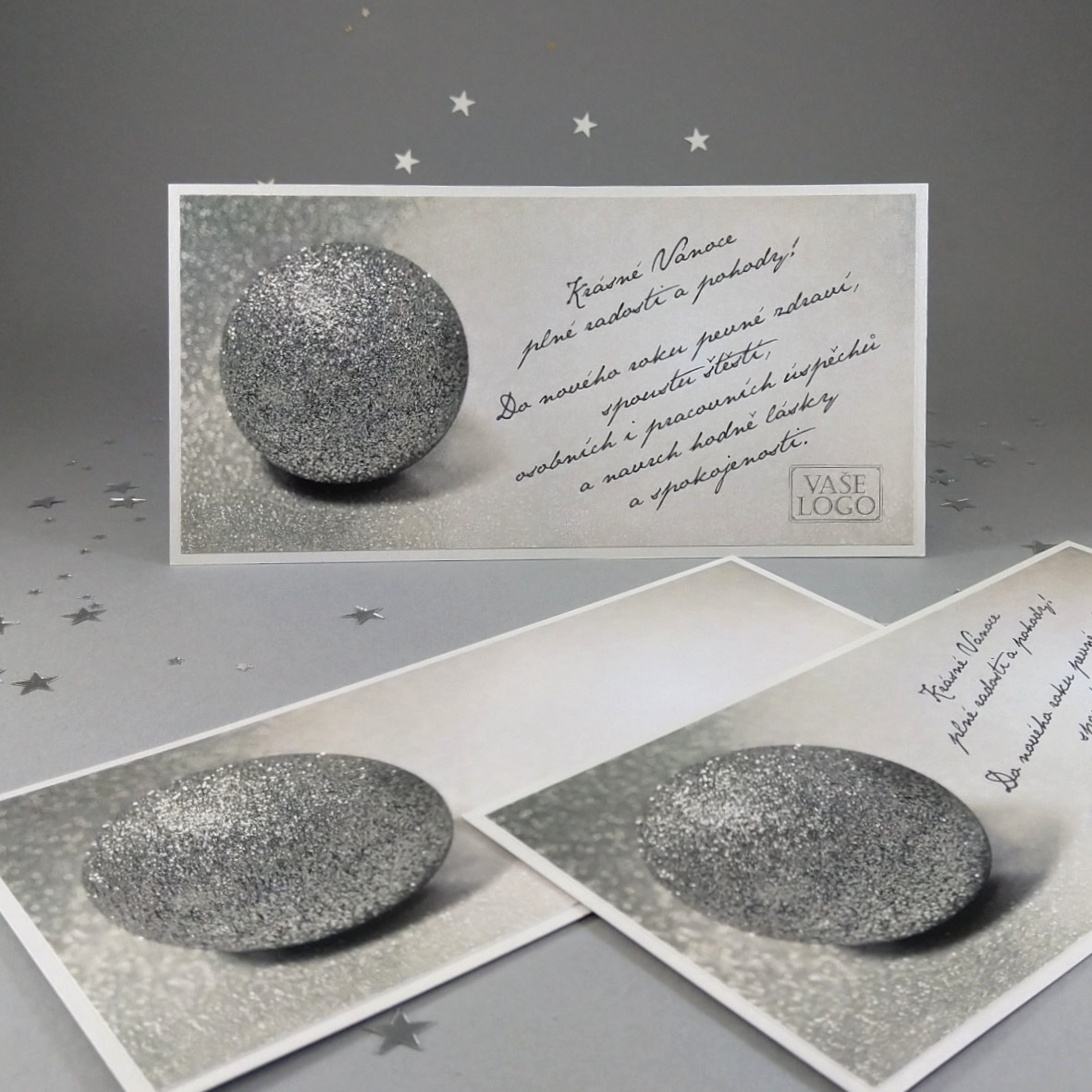 Novoroční–vánoční přání s motivem třpytivé stříbrné koule. Dvouvrstvá karta, DL formát 200 × 100 mm, digitální tisk, bílý a stříbrný perleťový papír.