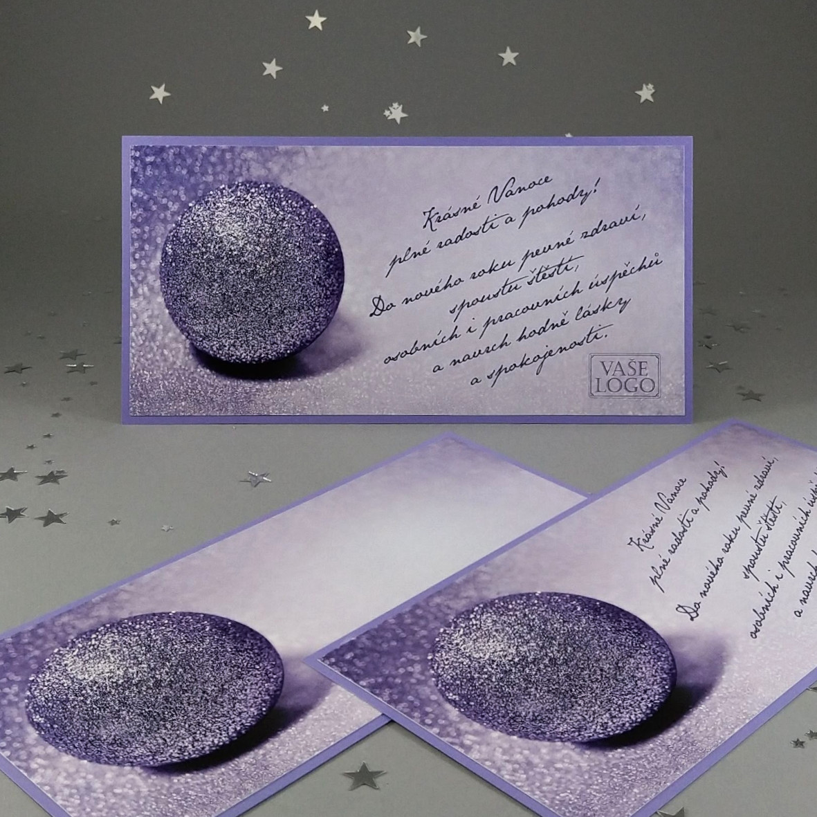Novoroční–vánoční přání s motivem třpytivé fialové koule. Dvouvrstvá karta, DL formát 200 × 100 mm, digitální tisk, bílý a fialový perleťový papír.