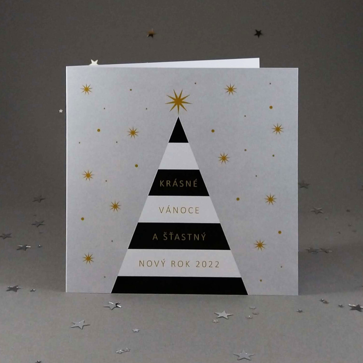 Novoroční–vánoční přání s motivem černo-bílého vánočního stromu. Otevírací, čtvercový formát 140 × 140 mm, digitální tisk, jasně bílý hlazený papír.