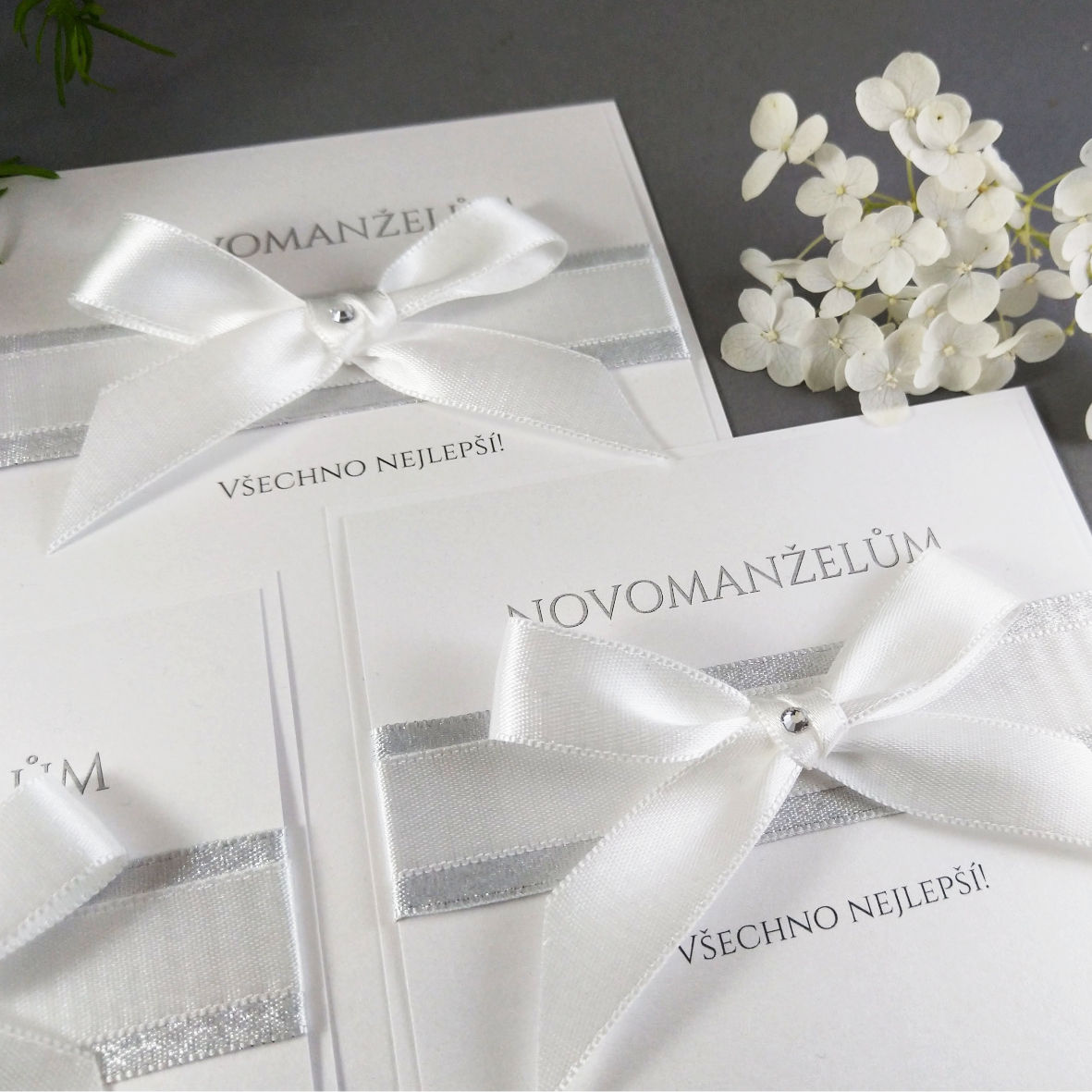 Blahopřání k svatbě – kašírovaná karta s atlasovými stuhami, barva bílá + stříbrná.