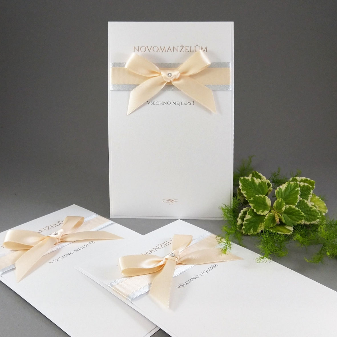 Blahopřání k svatbě – kašírovaná karta s atlasovými stuhami, barva broskvová + stříbrná.
