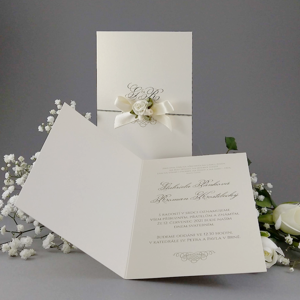 Svatební oznámení s textilní aplikací z atlasové stuhy a romantických růžiček.