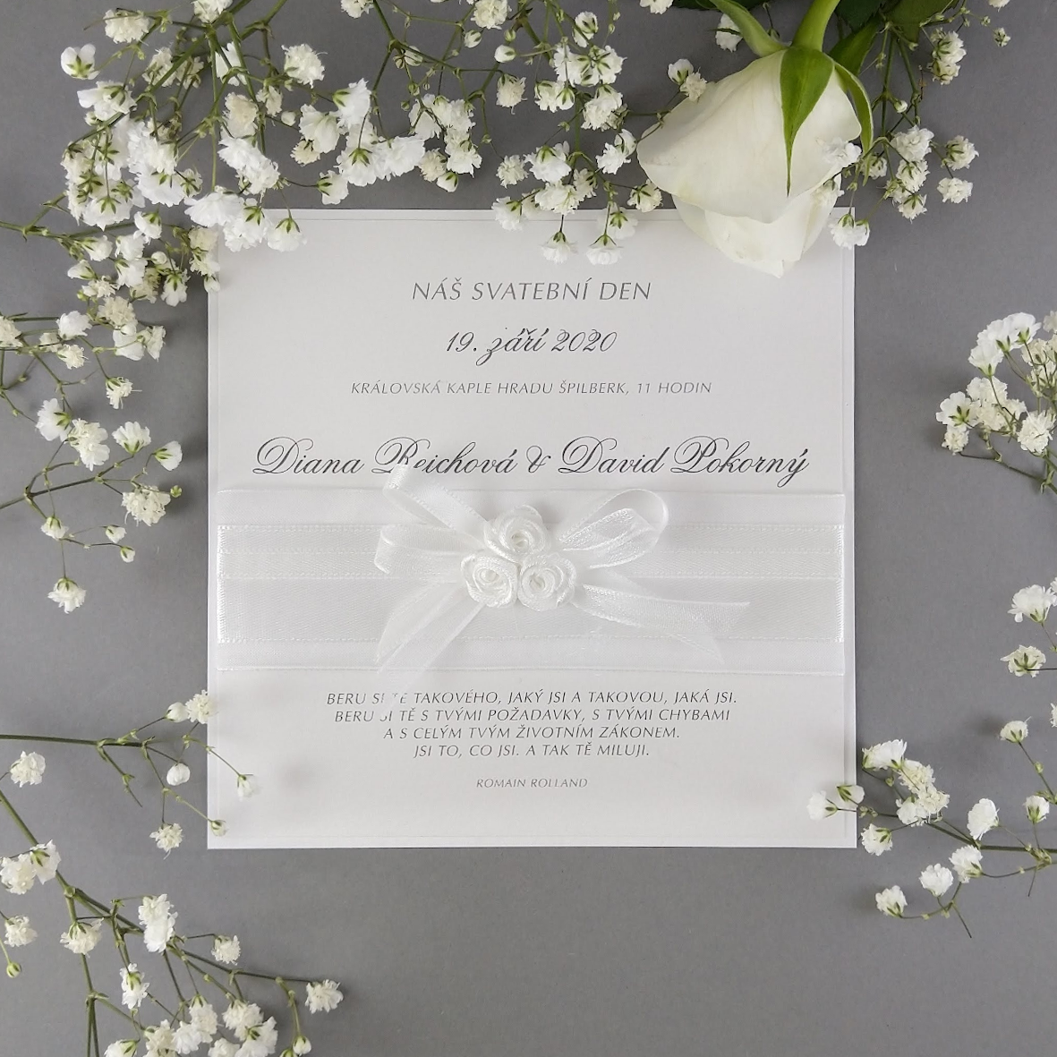 Svatební oznámení – bílé s textilní aplikací z atlasových a monofilových stuh a růžiček