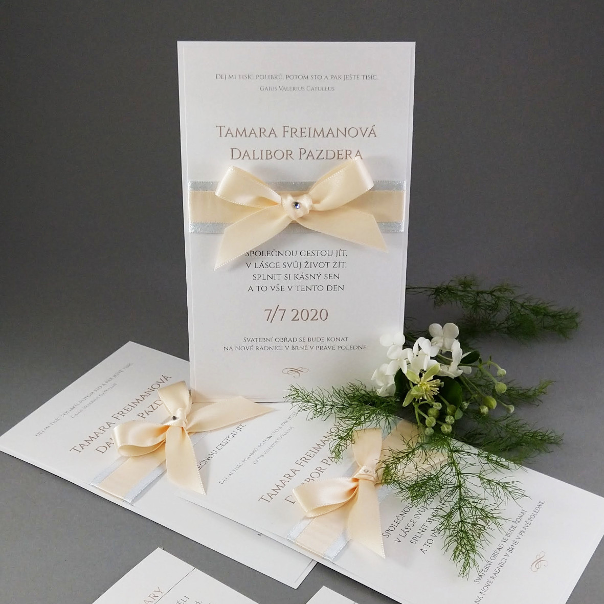 Svatební oznámení – kašírovaná karta s atlasovými stuhami a krystalem, barva bílá + broskvová + stříbrná