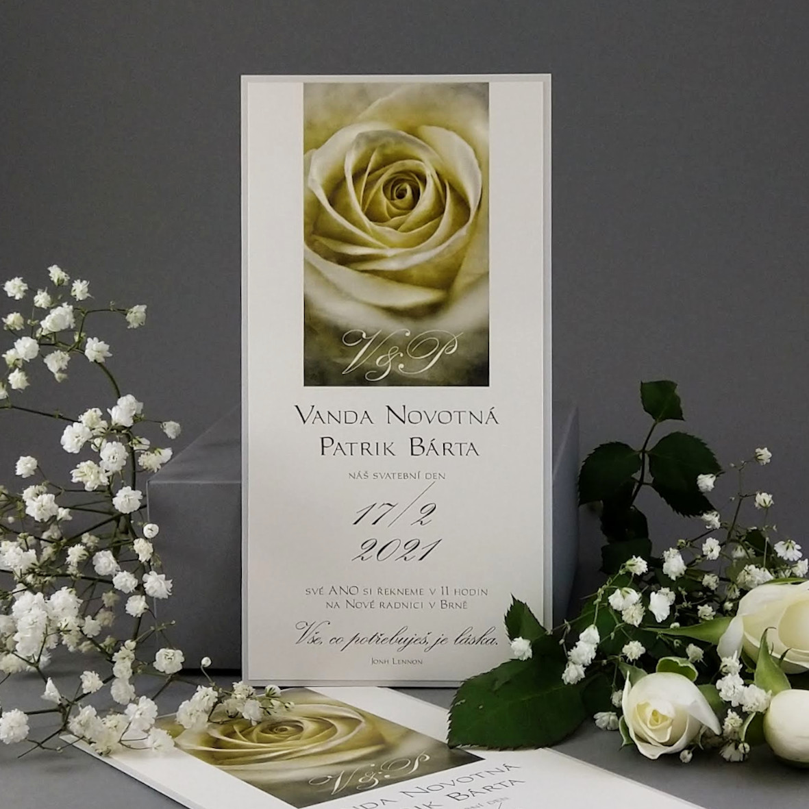 Svatební oznámení –  dvouvrstvá DL karta s motivem květu žluté růže, ve vintage stylu