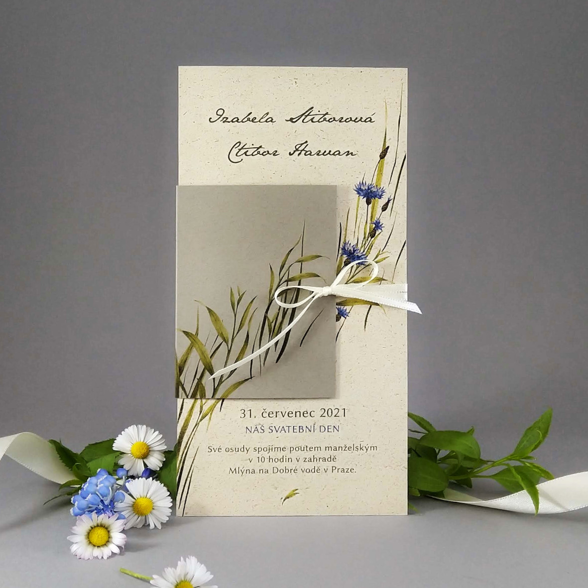 Svatební oznámení – DL karta s přebalem z papírů s příměsí suché trávy a bavlny s lučním motivem