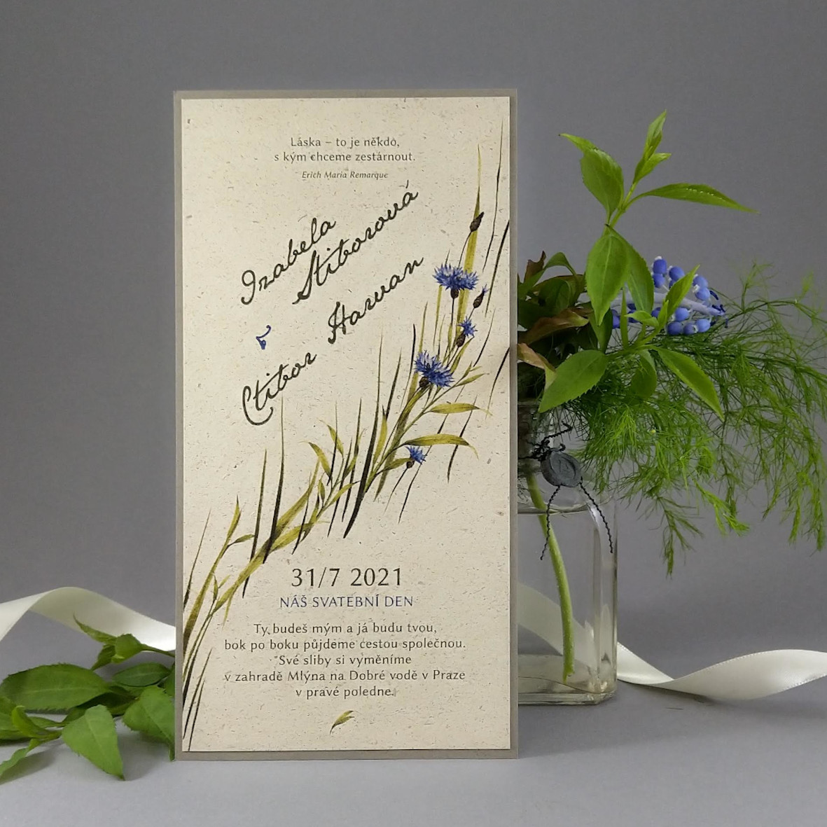 Svatební oznámení – dvouvrstvá DL karta s lučním motivem z papírů s příměsí suché trávy a bavlny.