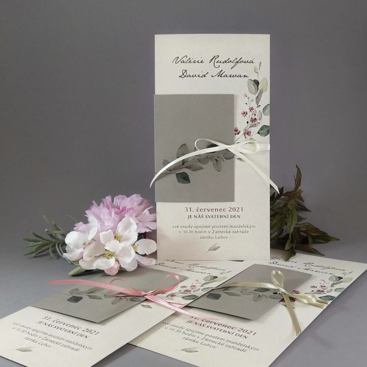 Svatební oznámení – DL karta s přebalem z papírů s příměsí bavlny s motivem větvičky a bordó květů