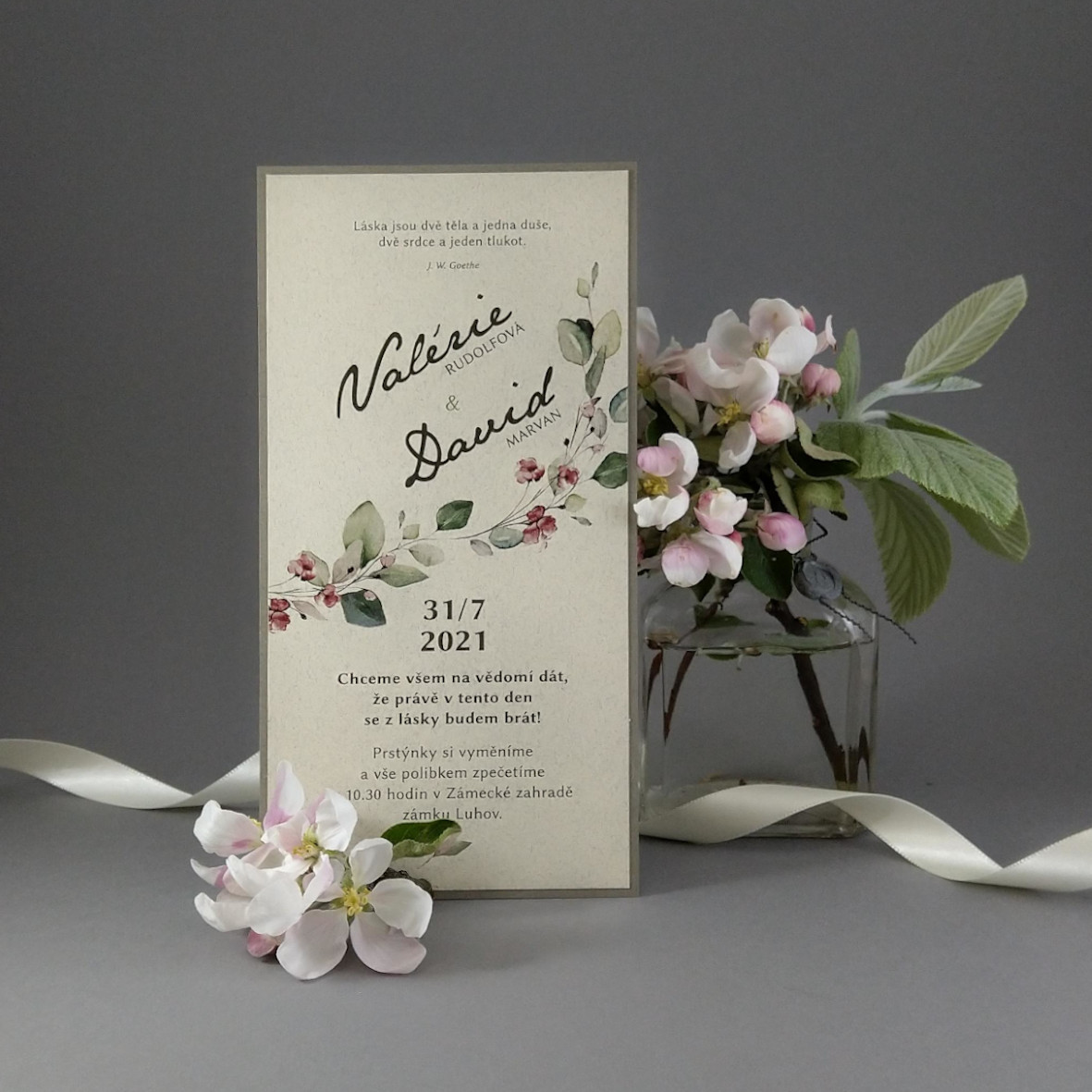 Svatební oznámení – dvouvrstvá DL karta z papírů s příměsí bavlny s motivem větvičky a bordó květů