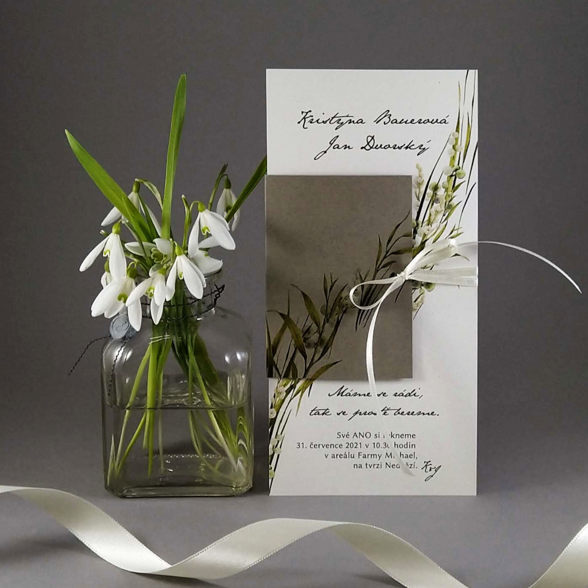 Svatební oznámení – DL karta s přebalem z ekologických papírů s příměsí kukuřice a bavlny s motivem trávy a konvalinek