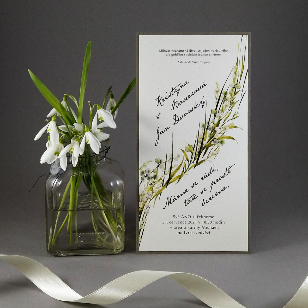 Svatební oznámení – dvouvrstvá DL karta z ekologických papírů s příměsí kukuřice a bavlny s motivem trávy a konvalinek