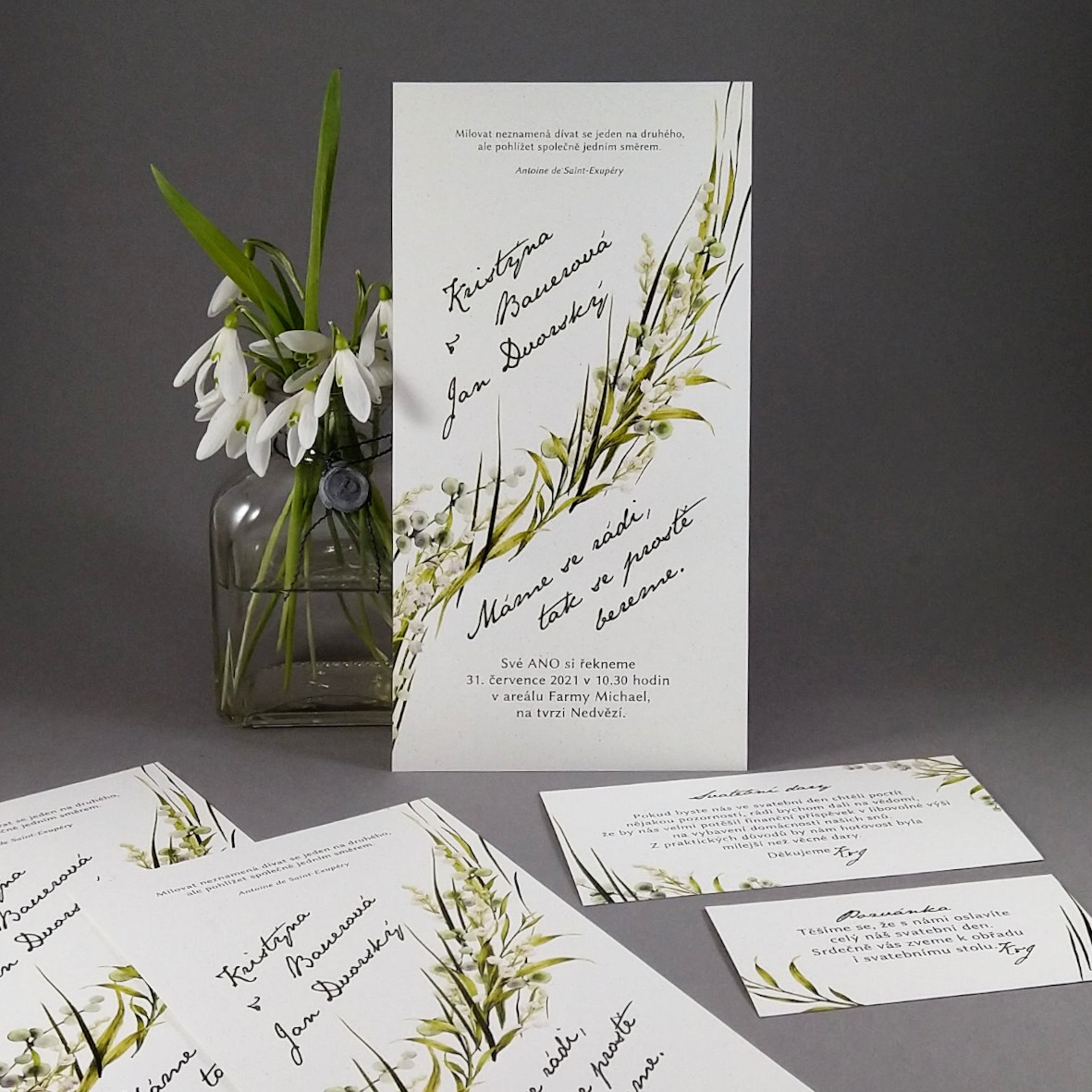 Svatební oznámení –  DL karta z ekologického papíru s příměsí kukuřice s motivem trávy a konvalinek