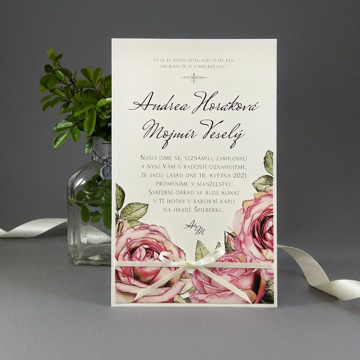 Svatební oznámení – kašírovaná karta s vintage růžemi a atlasovou stužkou, barva krémová + růžová