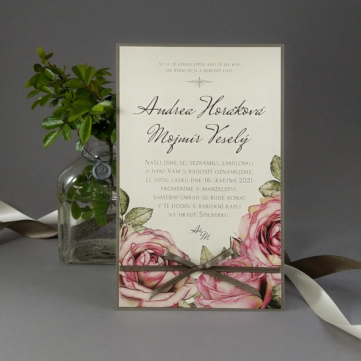 Svatební oznámení – kašírovaná karta s vintage růžemi a atlasovou stužkou, barva olivová, krémová a růžová