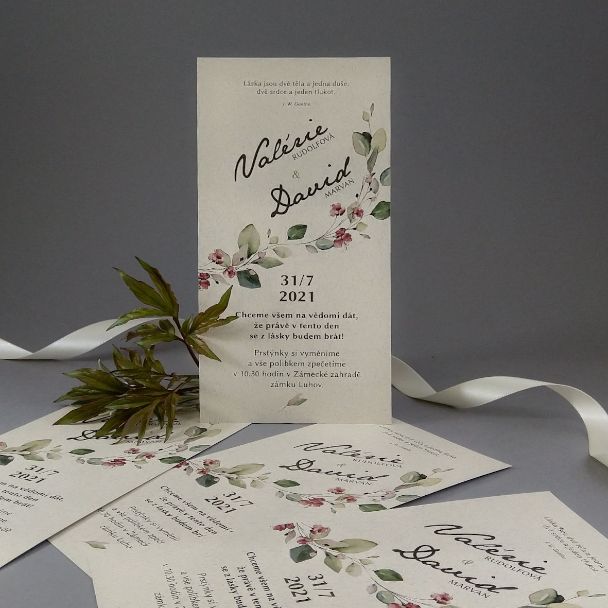 Svatební oznámení –  DL karta z ekologického papíru s příměsí bavlny s motivem větvičky a bordó květů