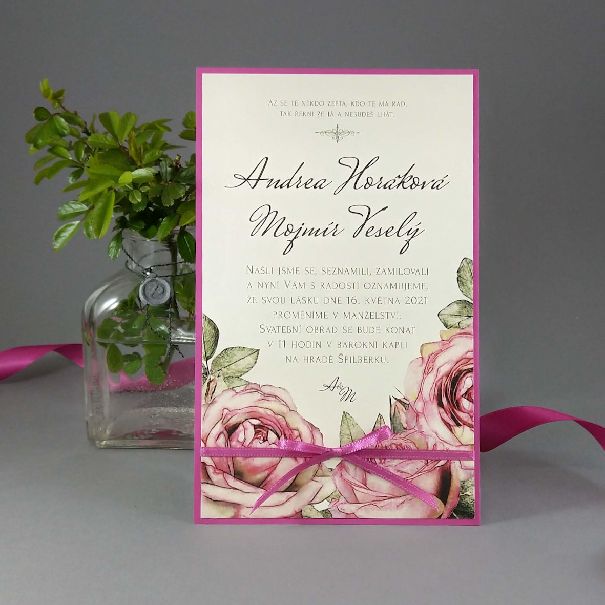 Svatební oznámení – kašírovaná karta s vintage růžemi a atlasovou stužkou; barva fuchsiová, krémová a růžová