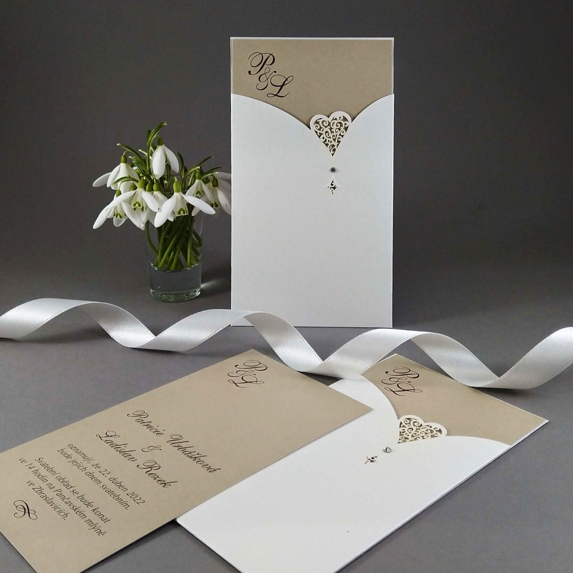 Svatební oznámení – dvoudílné – kapsa s laserovaným motivem srdíčka + vnitřní díl s monogramy