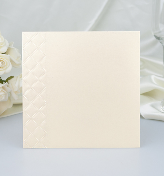 Obálka – z krémového perleťového papíru s efektním slepotiskem, formát: 141 × 141 mm