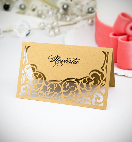 Jmenovka – ze zlatého perleťového papíru je zdobená efektními ornamenty, 105 × 65 mm, jednostranná