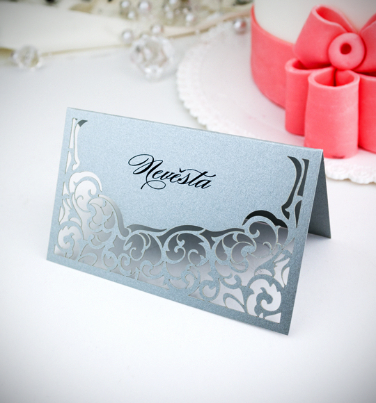Jmenovka – ze stříbrného perleťového papíru je zdobená efektními ornamenty, 105 × 65 mm, jednostranná