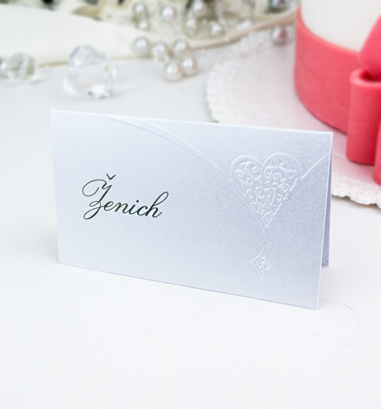 Jmenovka – bílá, na perleťovém papíře je ozdobena plastickým motivem srdce, 91 × 60 mm, jednostranná