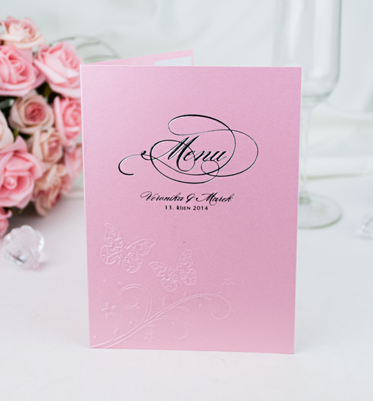 Svatební menu – dvoudílné  – otevírací –  z růžového perleťového papíru s motivem motýlků.