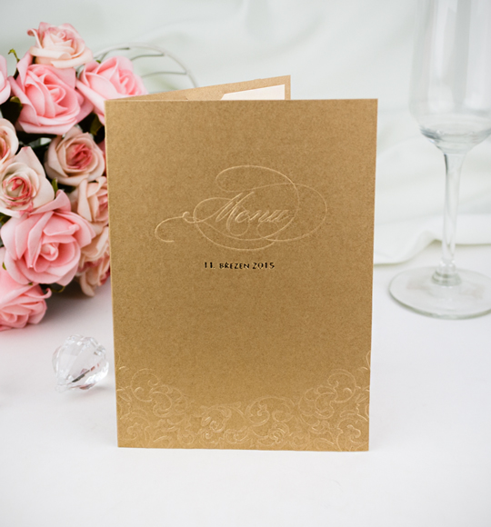Svatební menu – dvoudílné  – otevírací – ze zlatého perleťového papíru s ornamenty a textem vytvořenými plastickým slepotiskem.