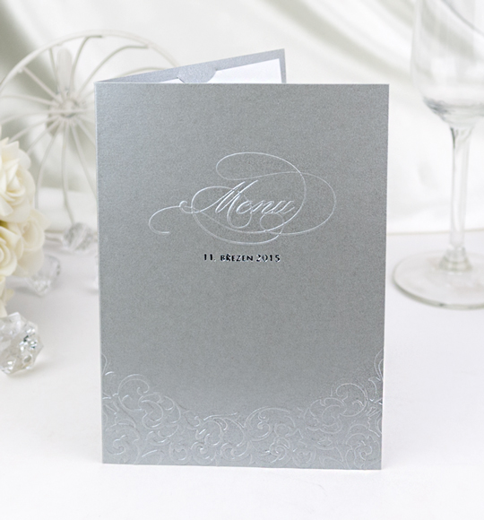 Svatební menu – dvoudílné  – otevírací – z šedého perleťového papíru s ornamenty a textem vytvořenými plastickým slepotiskem.