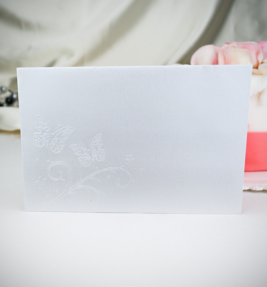 Obálka – z bílého perleťového papíru, dozdobena slepotiskovým motivem, formát: 157 × 104 mm